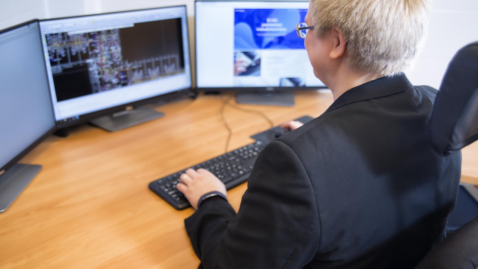 LVI-suunnittelija ty&ouml;skentelee tietokoneella rakentaen energiatehokasta ilmanvaihto- ja putkistoj&auml;rjestelm&auml;&auml;