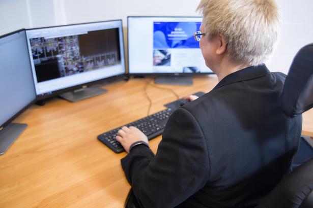 LVI-suunnittelija ty&ouml;skentelee tietokoneella kolmen n&auml;yt&ouml;n &auml;&auml;ress&auml; &ndash; rakennuksen LVI-j&auml;rjestelmien suunnittelu ja energiatehokkuuden optimointi