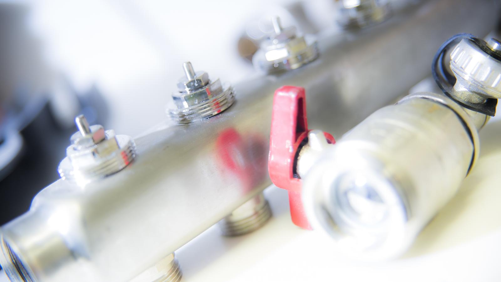 LVI-j&auml;rjestelm&auml;n jakotukki ja venttiilit &ndash; tarkkaan suunniteltu osa energiatehokasta l&auml;mmitys- ja vesij&auml;rjestelm&auml;&auml;